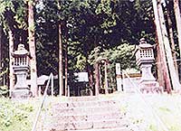 平塩熊野神社の常夜燈、左奥に舞楽殿