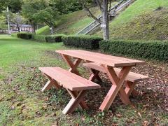 県産材を使用したテーブルとベンチ
