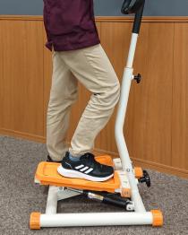 器具を使用した大腿前面や臀部の筋力アップ運動