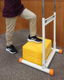 器具を使用した臀部や足を挙げ筋力アップ運動