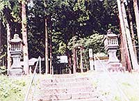 平塩熊野神社の常夜燈、左奥に舞楽殿
