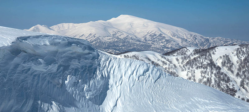 雪に閉ざされた月山の写真