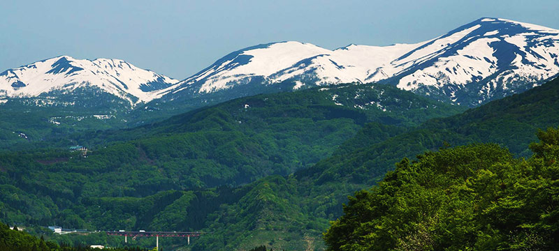 ふもとからみた月山の写真