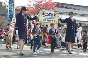 幼年消防クラブの防火パレード