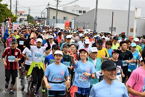 笑顔で走る参加者の写真