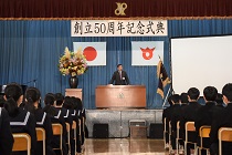 陵南中学校創立50周年記念式典の市長あいさつの様子