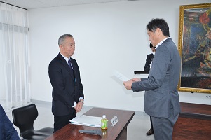 男女共同参画審議会委員委嘱状交付の様子