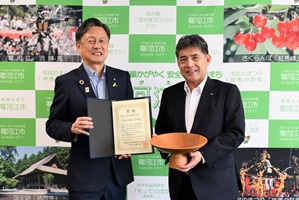 クラッピンサガエ東北建築賞受賞報告の様子