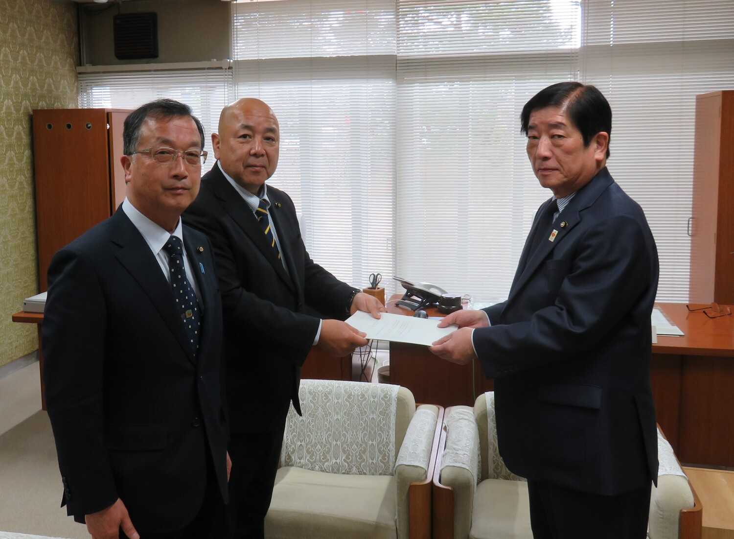 検証結果を議長へ提出する写真