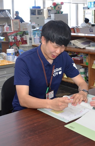 令和5年度採用職員真木尚人写真
