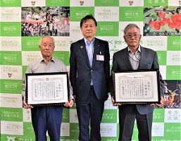 醍醐財産区管理会退任管理委員へ感謝状を贈呈の画像
