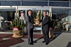 門松贈呈の画像