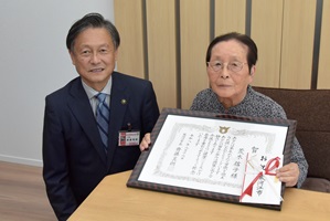 100歳賀詞贈呈の画像