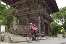 自転車で走る市長の画像