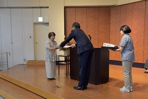 俳句表彰式市長から賞状贈呈の画像