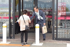 市長が啓発活動をしている画像