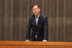 はたちの式典であいさつする市長の画像