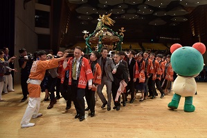 式典で神輿を担ぐ画像