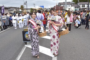 さくらんぼアンバサダーがうちわを配る画像
