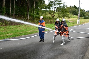 市防災訓練放水作業の画像