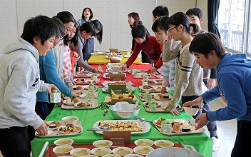 寒河江市内小学校の給食風景